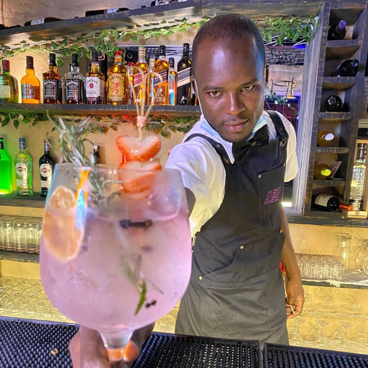Monsito Mejía bartender2